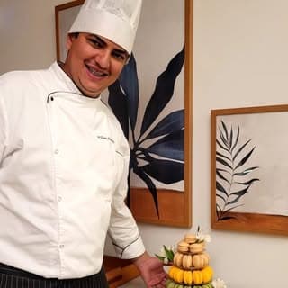 Chef decorando um bolo